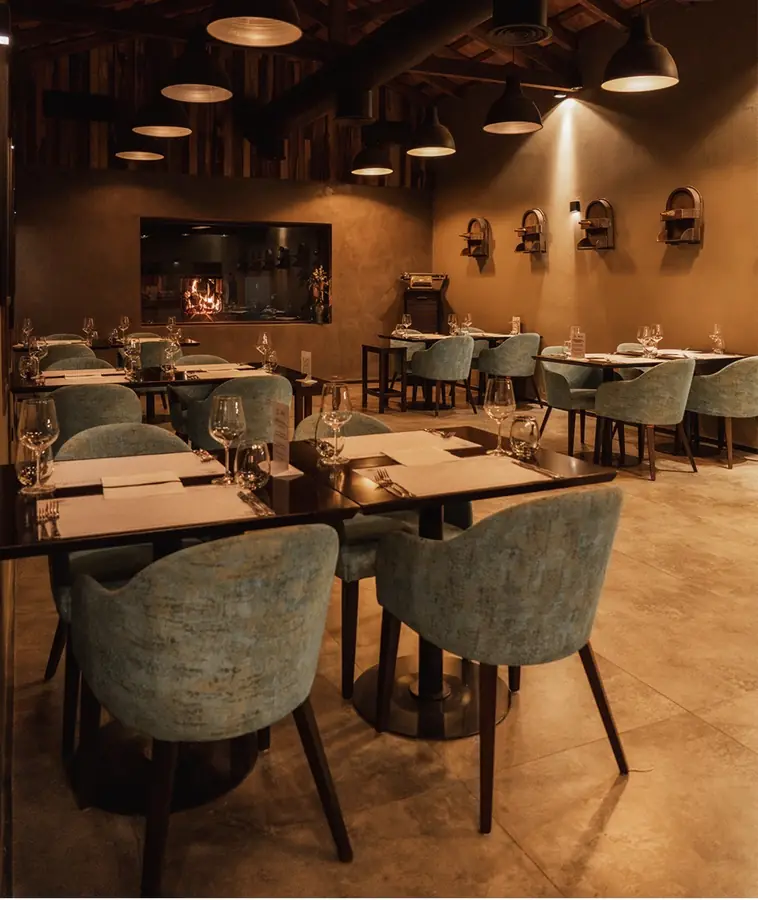 Arquitectura comercial — Salón principal bajo la cubierta de madera