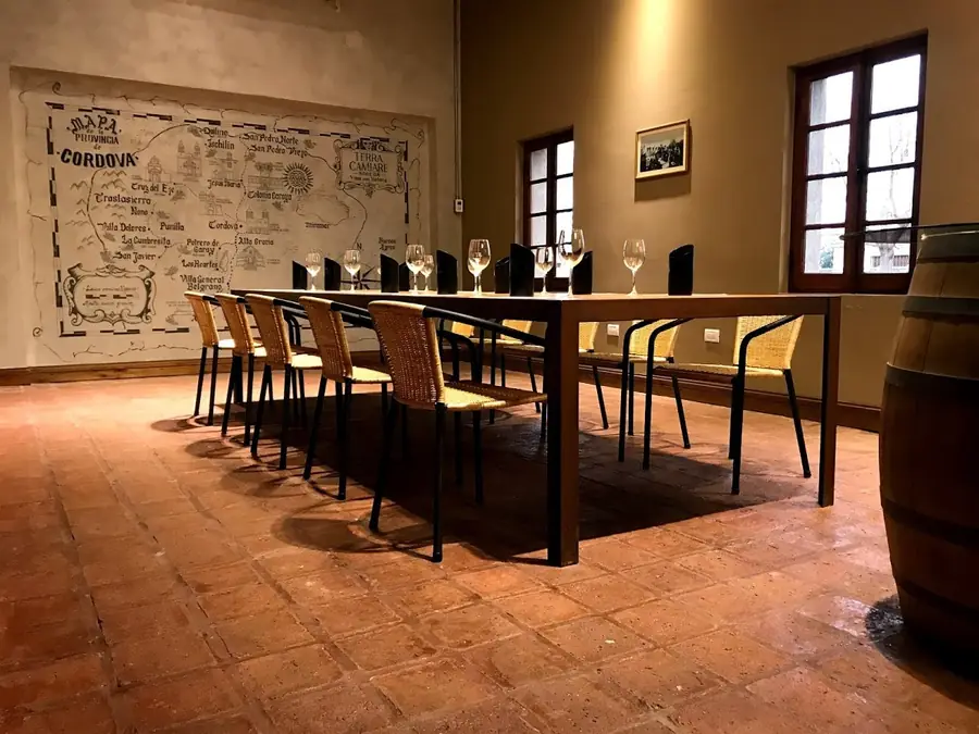 Invernón Arquitectos — Mesa comunitaria junto a la cava