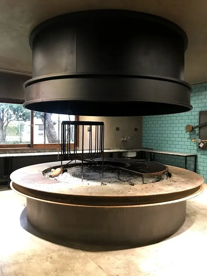 Invernón Arquitectos — Parrilla circular con campana central