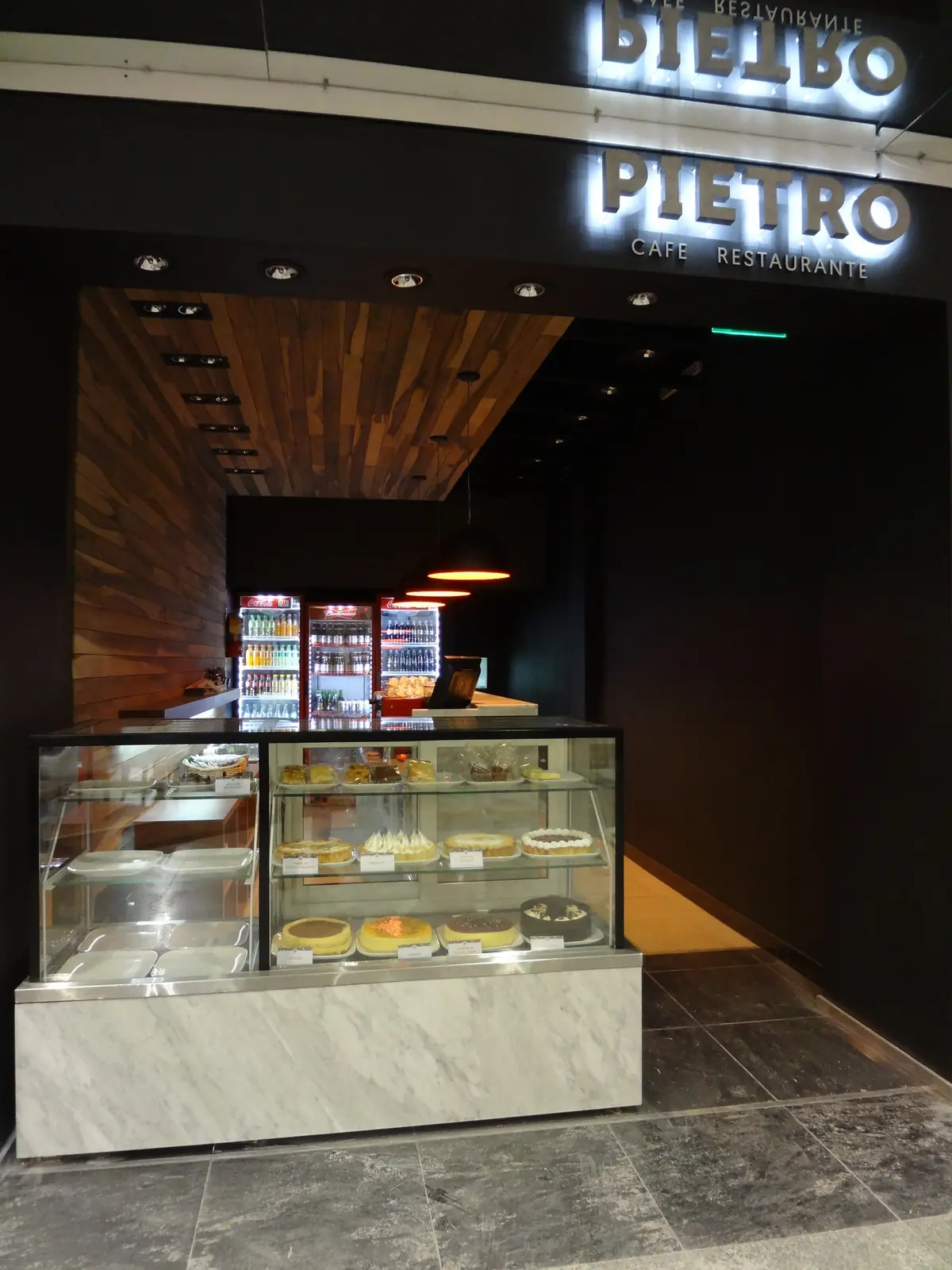Mostrador de pastelería y cartelería luminosa — Invernón Arquitectos