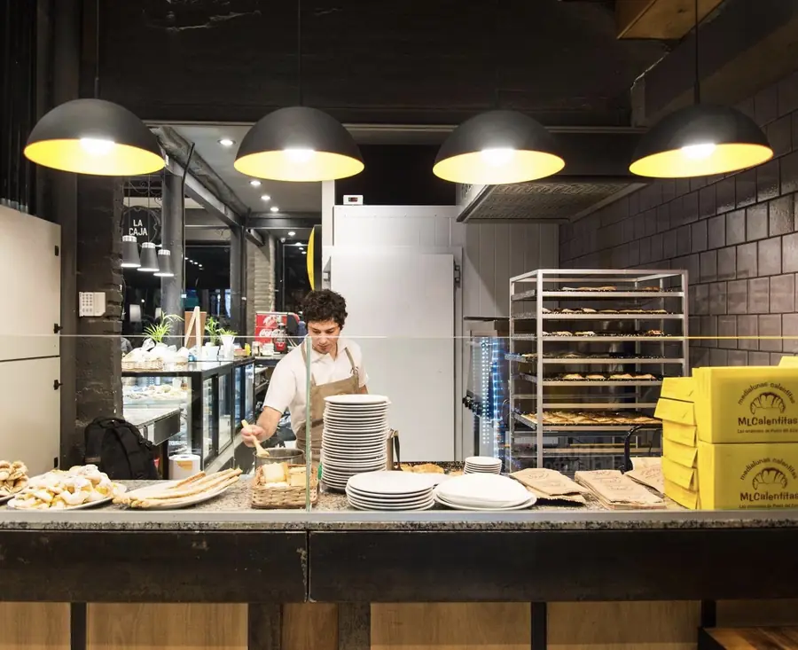 Invernón Arquitectos — Barra de panadería en plena producción