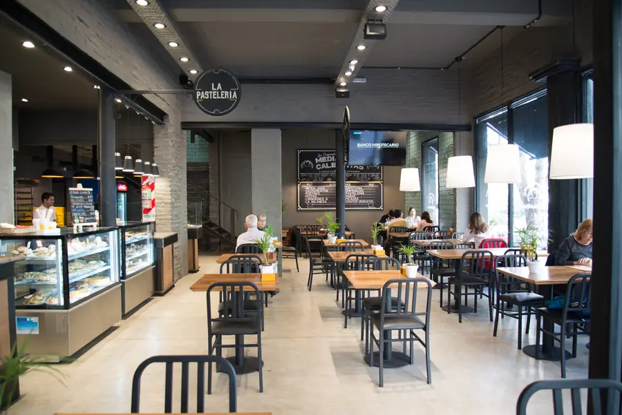 Invernón Arquitectos — Salón de la pastelería con vitrina lineal