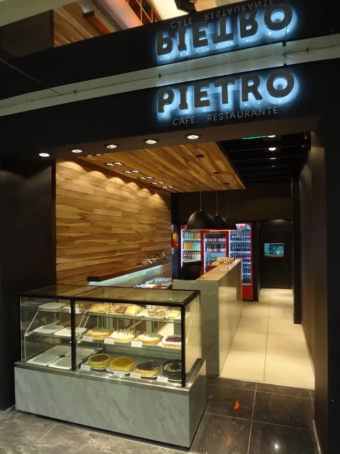 Invernón Arquitectos — Vitrina y revestimiento de madera en el acceso