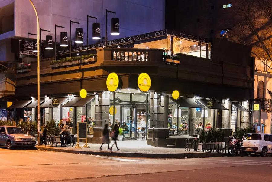 Invernón Arquitectos — Esquina gastronómica iluminada de noche