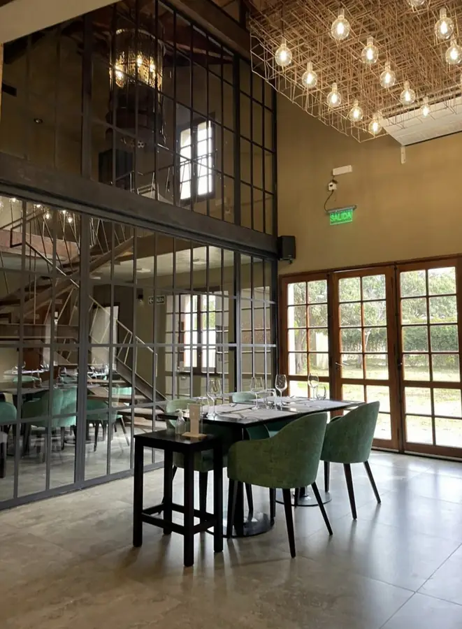 Invernón Arquitectos — Carpintería negra y vidrio en el salón principal