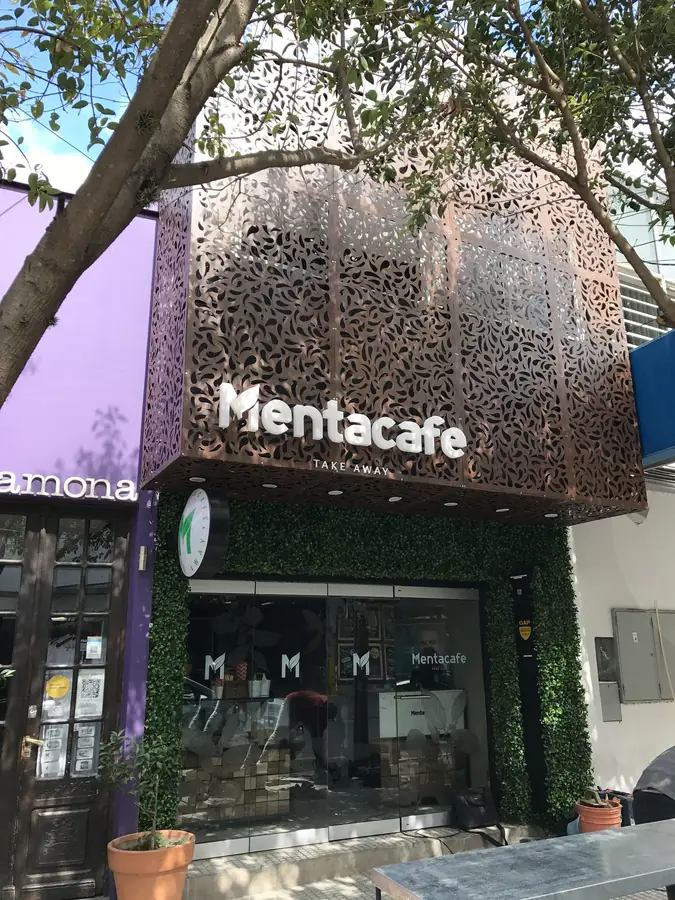 Invernón Arquitectos — Fachada de chapa calada y muro verde