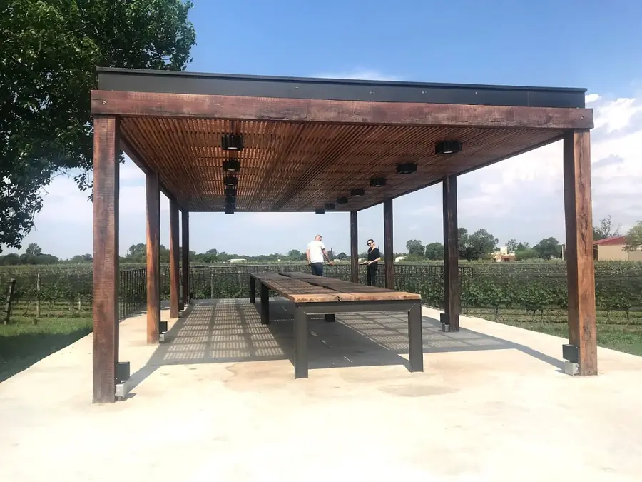 Invernón Arquitectos — Galería de madera y acero sobre el campo