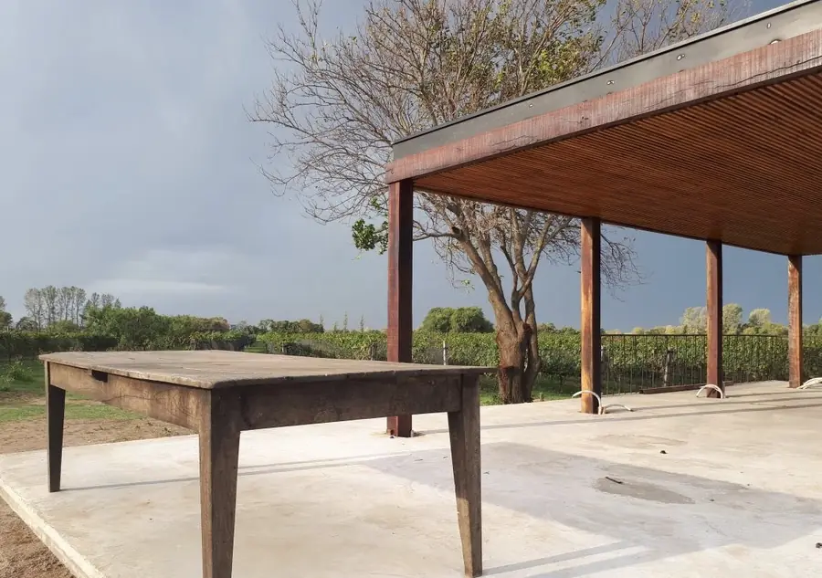 Invernón Arquitectos — Mesa larga bajo la pérgola
