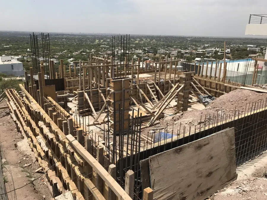 Obra de Invernón Arquitectos — Encofrado de bases y vigas de fundación