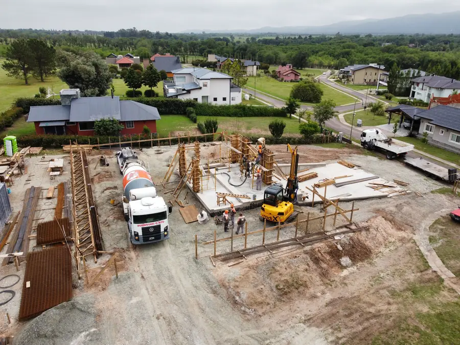 Obra de Invernón Arquitectos — La obra desde arriba: logística del terreno