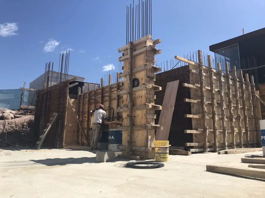 Obra de Invernón Arquitectos — Columnas encofradas
