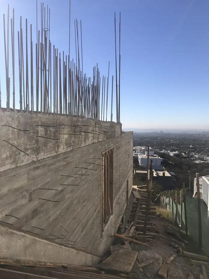 Obra de Invernón Arquitectos — Muro de hormigón con armadura de espera