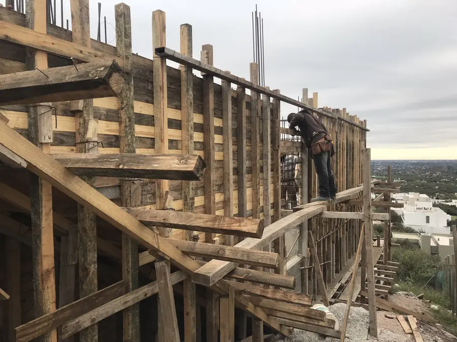 Obra de Invernón Arquitectos — Encofrado de madera en altura