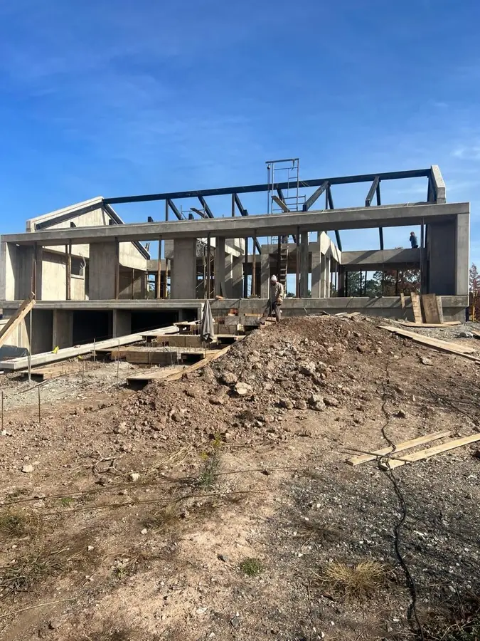 Obra de Invernón Arquitectos — Estructura metálica montada