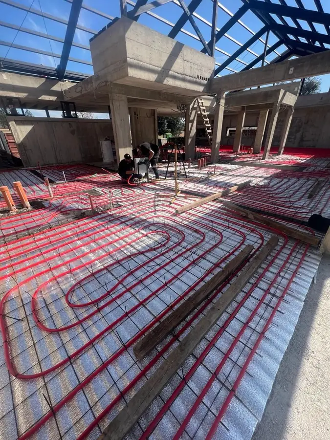 Obra de Invernón Arquitectos — Piso radiante antes de la carpeta