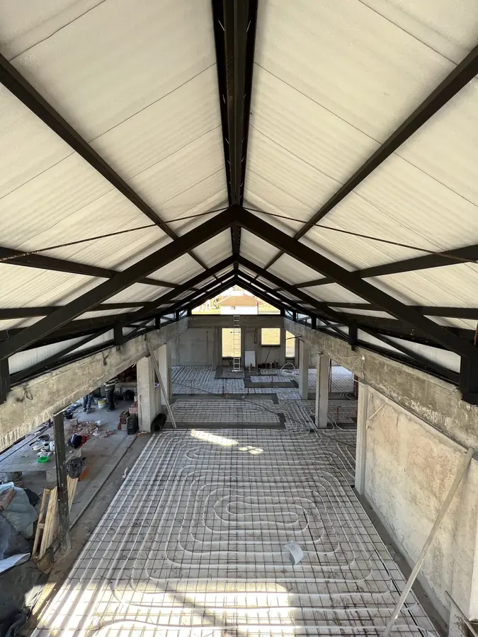 Obra de Invernón Arquitectos — Interior bajo la cubierta a dos aguas
