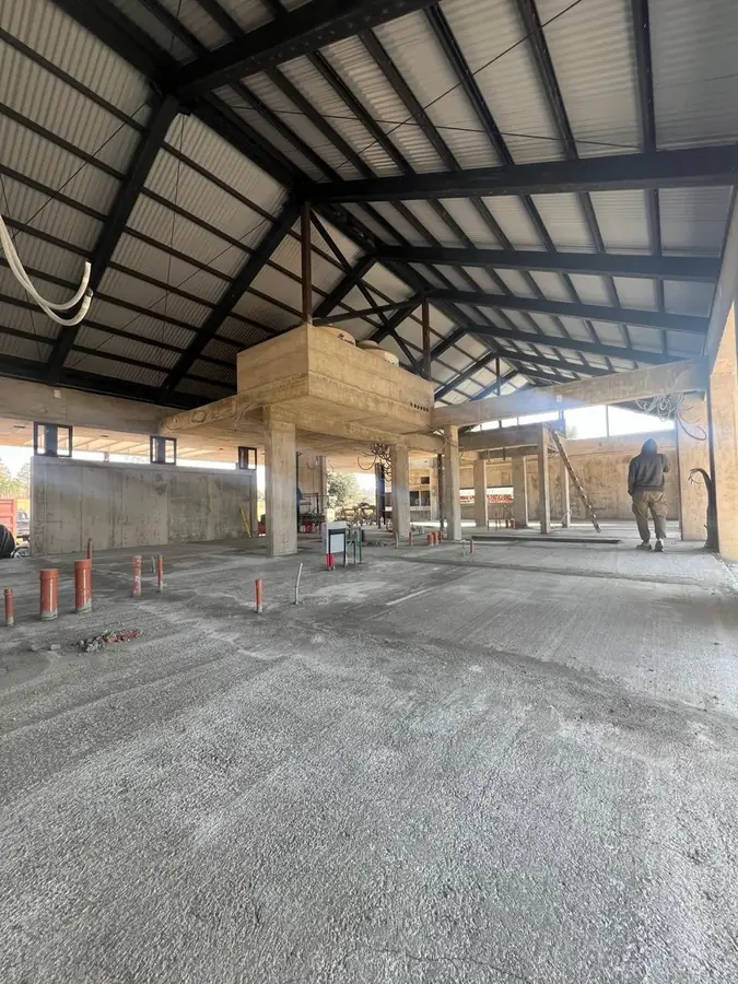 Obra de Invernón Arquitectos — Nave con estructura metálica a la vista
