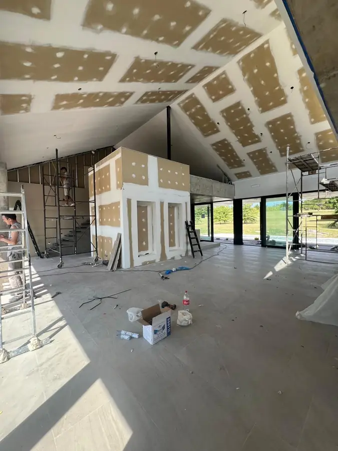 Obra de Invernón Arquitectos — Interior en etapa de terminaciones