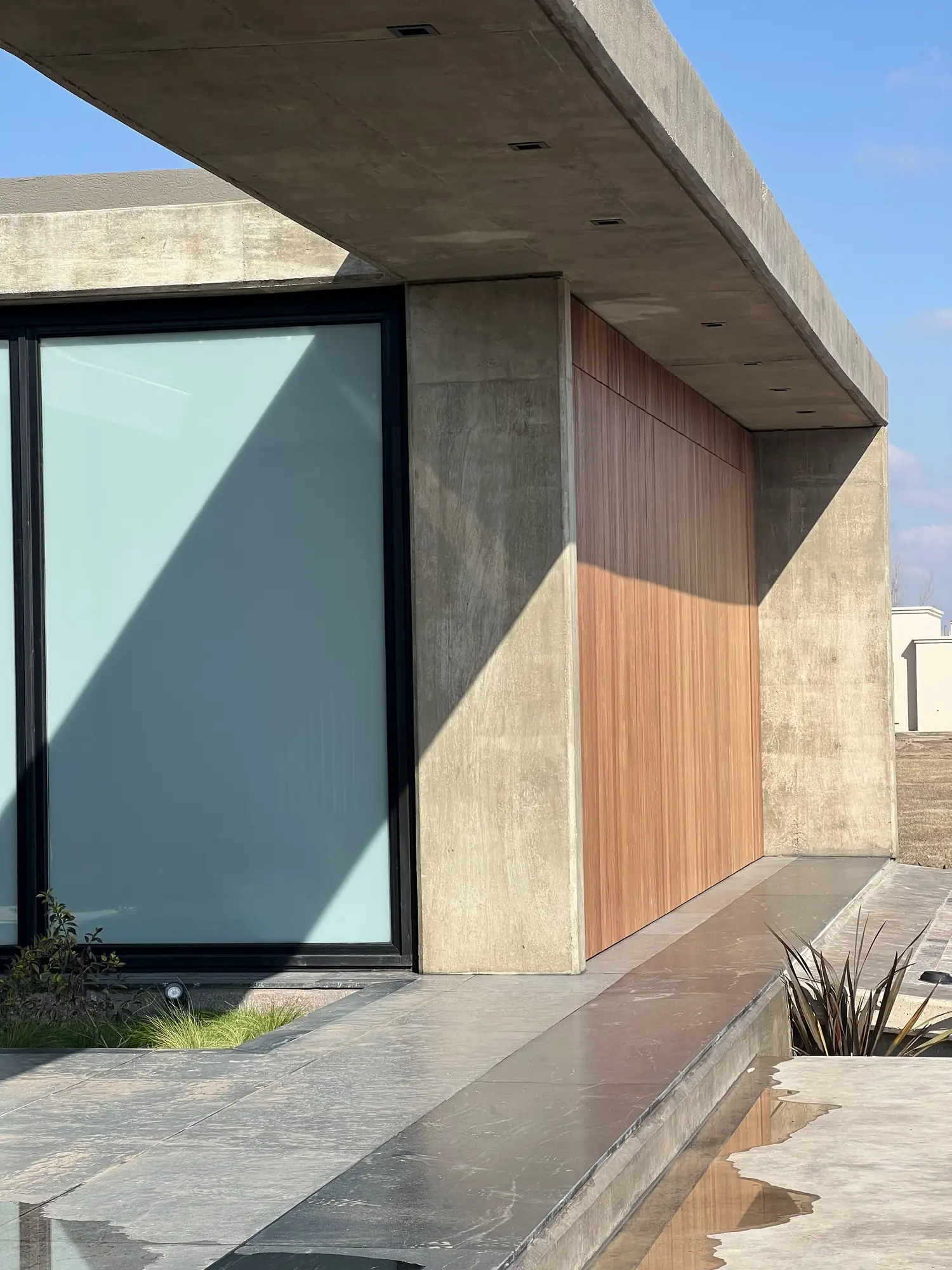 Encuentro de hormigón visto, madera y vidrio en una vivienda de Invernón Arquitectos