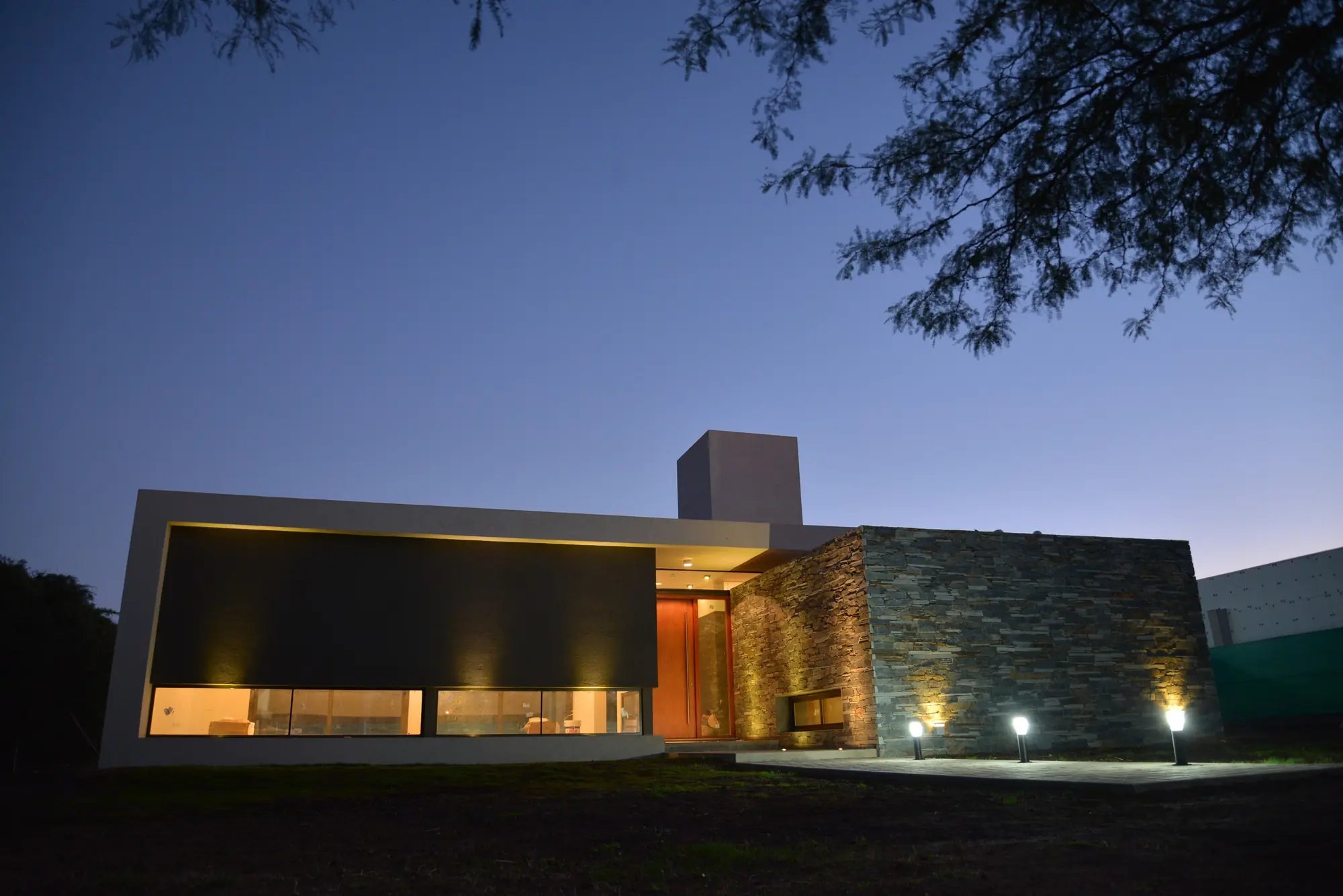 Casa Los Algarrobos, vivienda de Invernón Arquitectos en Córdoba, iluminada de noche