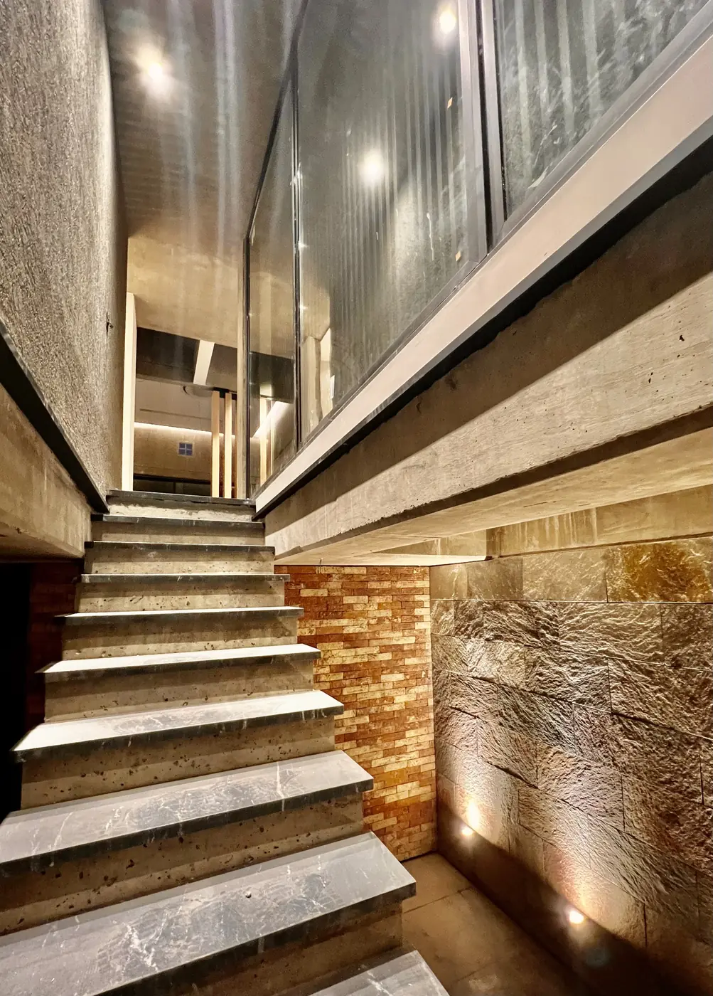 Escalera de hormigón y madera en una vivienda de Invernón Arquitectos