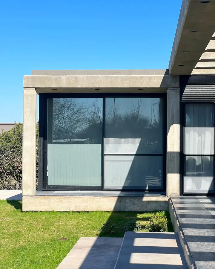 Casa Barrancas — Paño vidriado del dormitorio principal