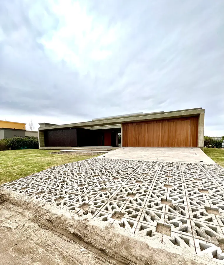 Casa Barrancas — Acceso vehicular con solado calado