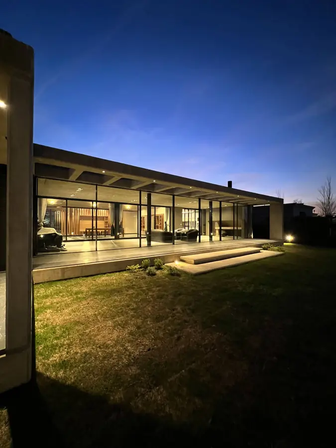Casa Barrancas — La casa al anochecer