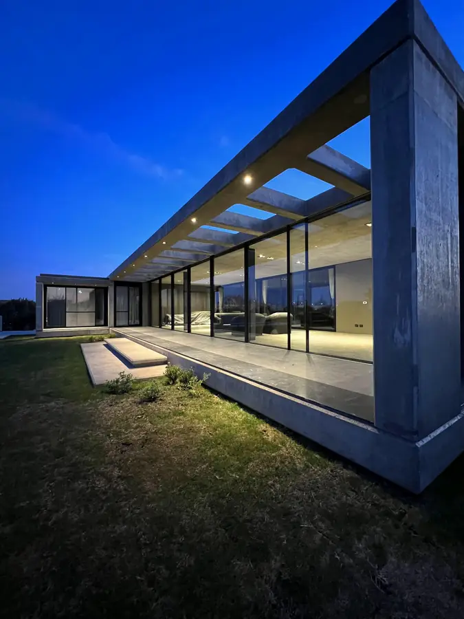 Casa Barrancas — Pérgola desde el jardín