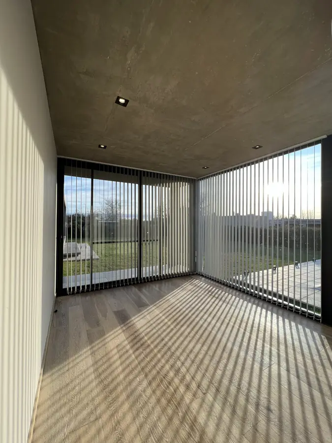 Casa Barrancas — Estar con cortinas de piso a techo