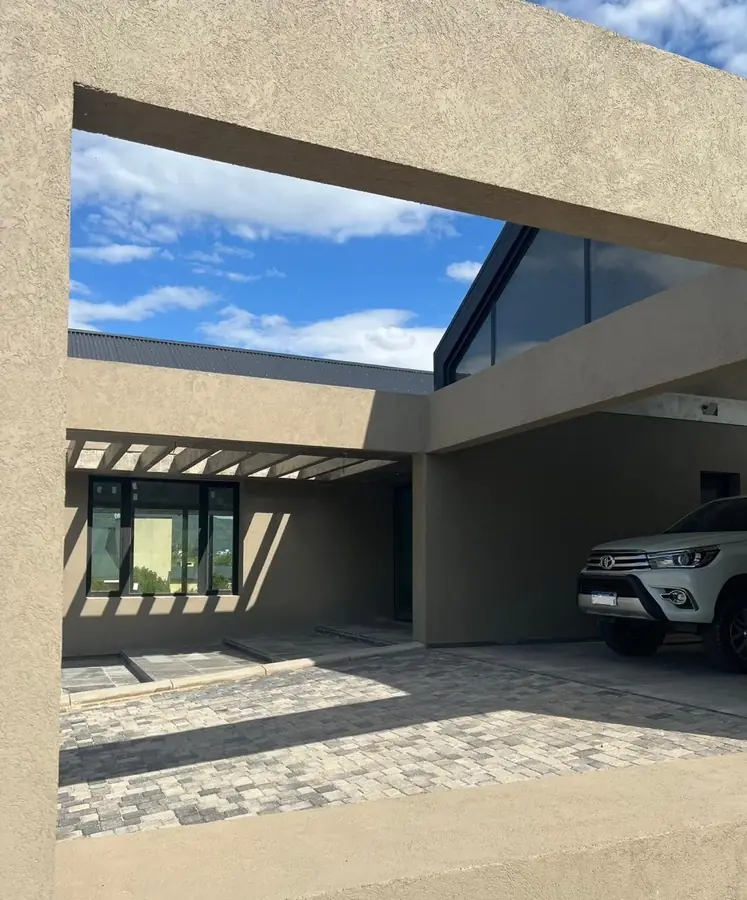 Casa Champaquí 1 — Acceso cubierto