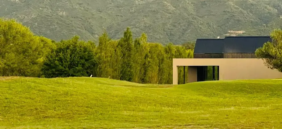 Casa Champaquí 1 — La casa sobre la lomada
