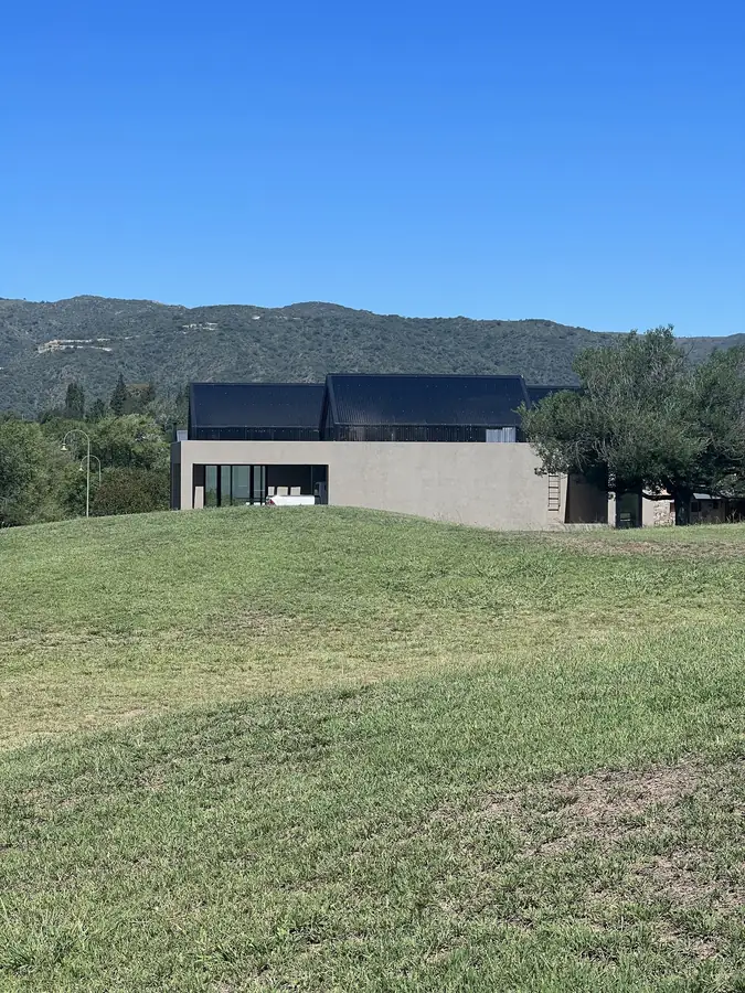 Casa Champaquí 1 — Lateral desde el parque