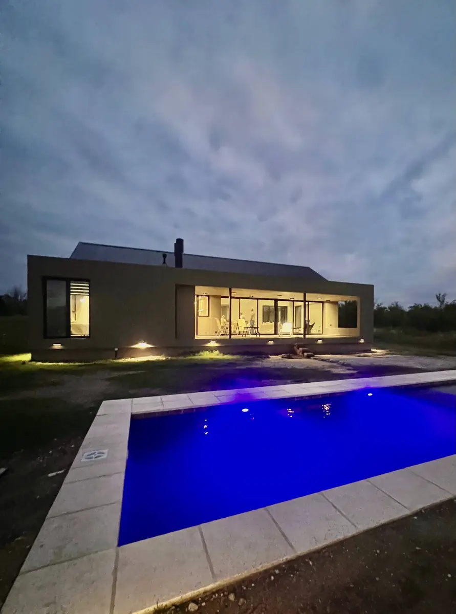 Casa Champaquí 1, Valle de Punilla, Córdoba — Vivienda de un nivel orientada al valle, con cubierta inclinada y pileta.