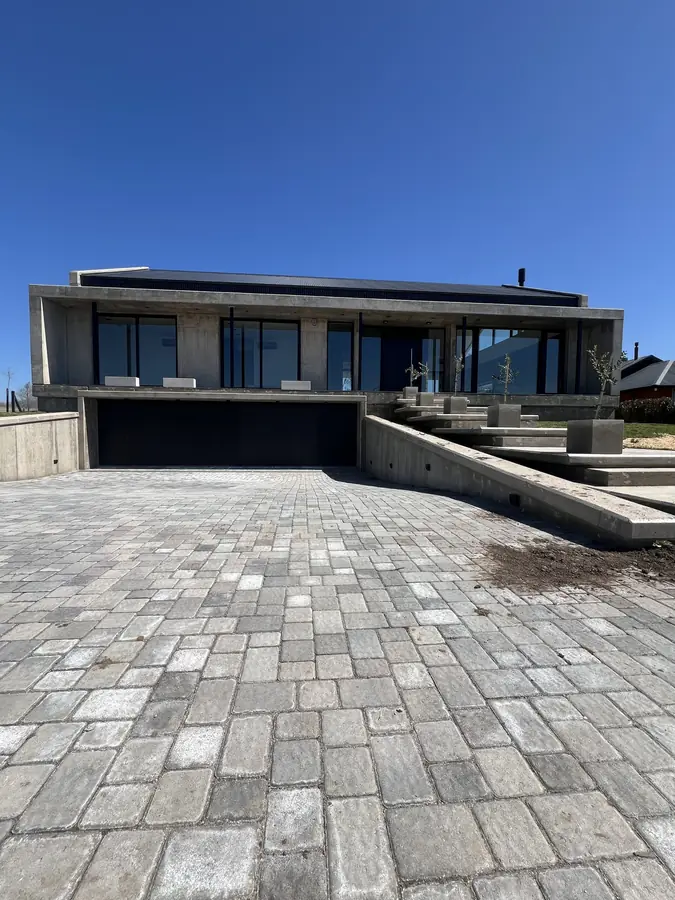 Casa Champaquí 2 — Acceso vehicular adoquinado