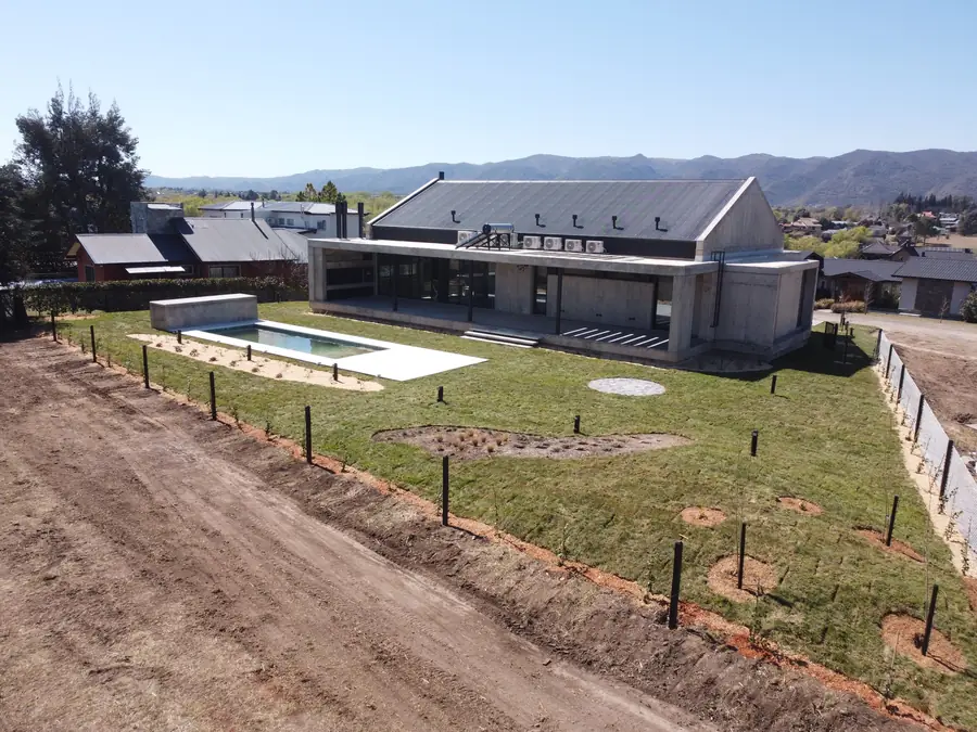 Casa Champaquí 2 — Lateral contra las sierras
