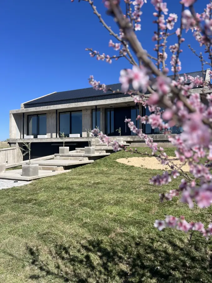 Casa Champaquí 2 — El parque en primavera