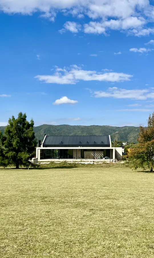 Casa Champaquí 2 — La casa en el paisaje