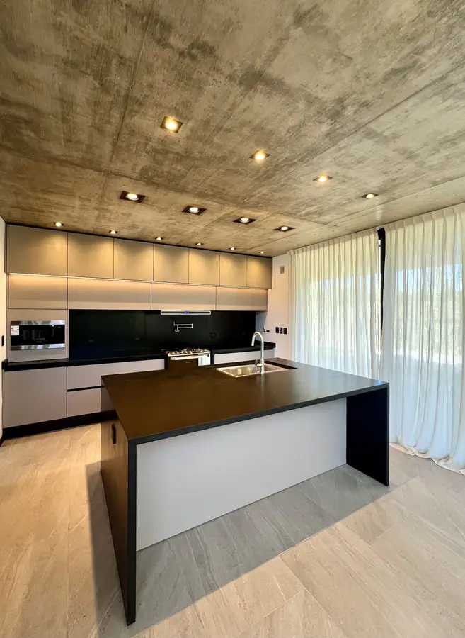 Casa Champaquí 2 — Cocina hacia el estar