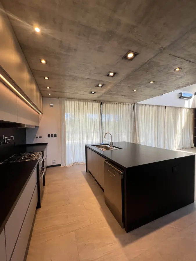 Casa Champaquí 2 — Mesada y equipamiento