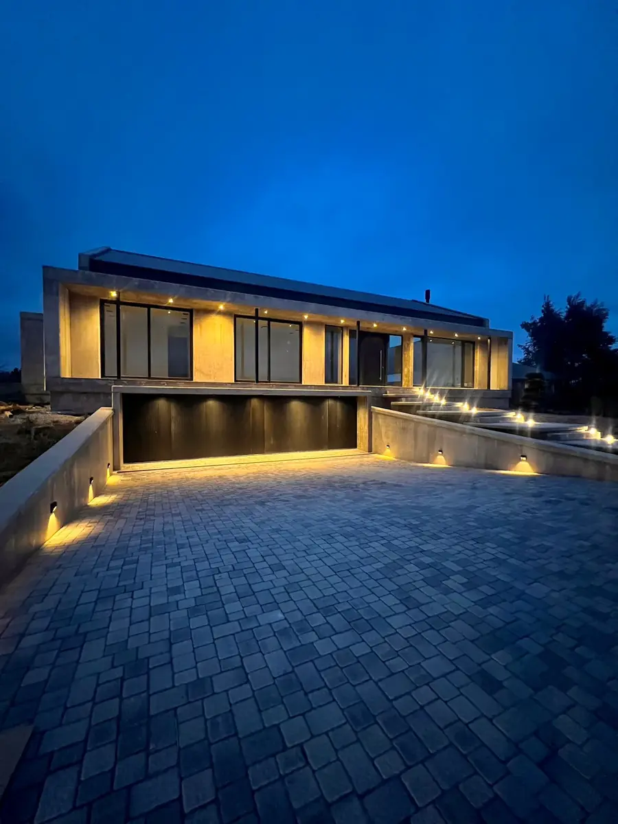 Casa Champaquí 2, Valle de Punilla, Córdoba — Vivienda sobre basamento en un terreno con pendiente.