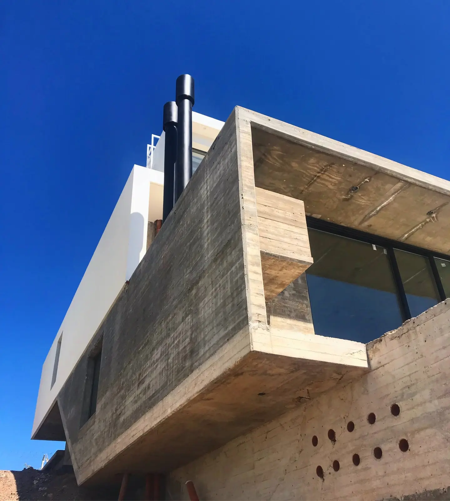 El voladizo contra el cielo — Invernón Arquitectos