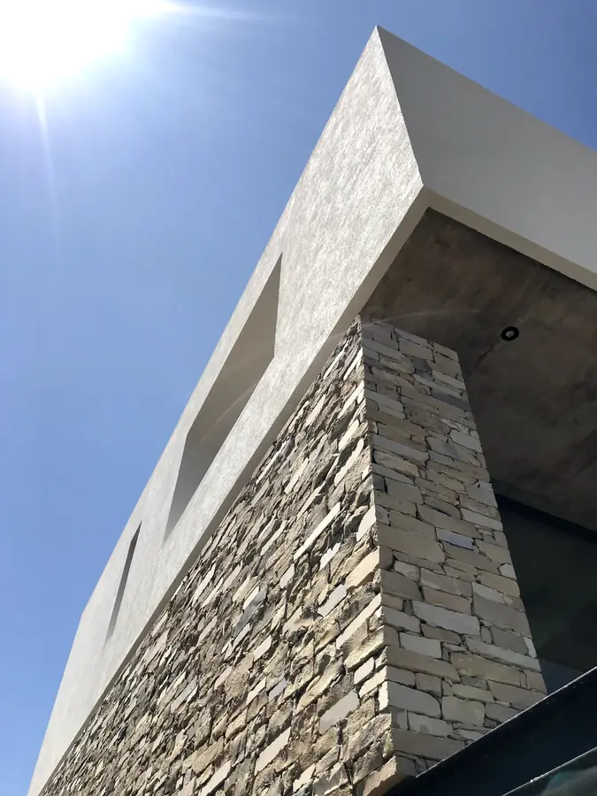Casa La Rufina 1 — Encuentro de piedra y hormigón