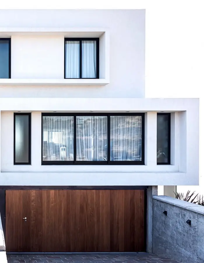Casa La Rufina 1 — Frente y portón de madera