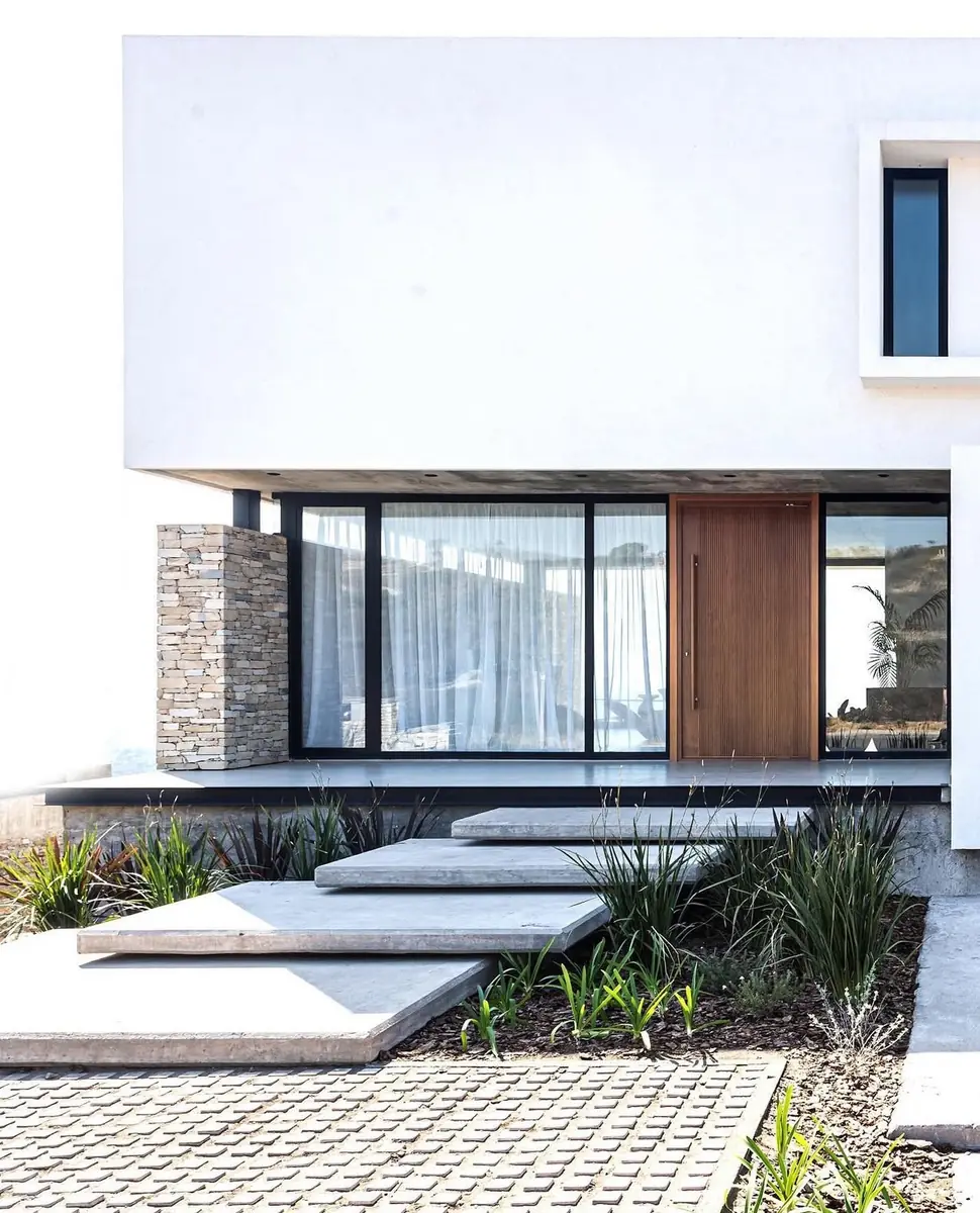 Casa La Rufina 1, La Rufina, Villa Allende — Vivienda en dos niveles con voladizo de hormigón sobre la cochera.