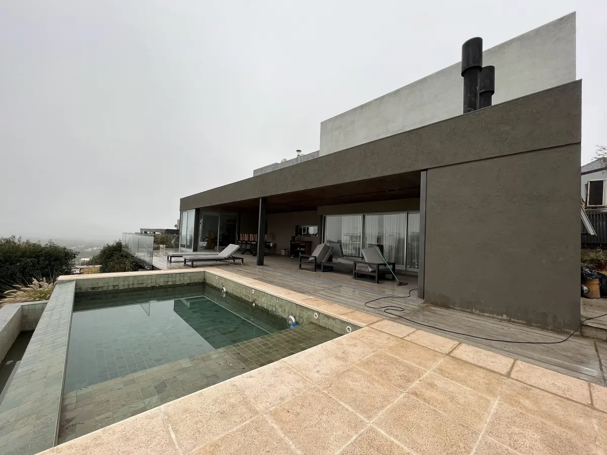 Casa La Rufina 2, La Rufina, Villa Allende — Vivienda organizada alrededor de la galería y la pileta.