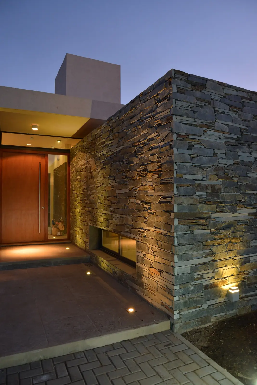 Acceso y muro de piedra — Invernón Arquitectos