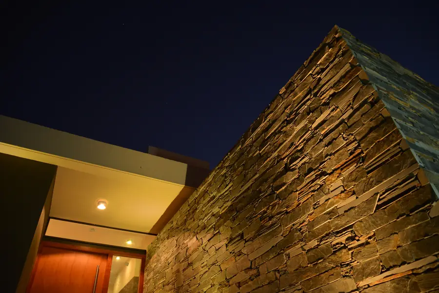 Casa Los Algarrobos — La piedra iluminada