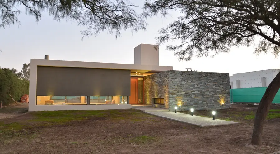 Casa Los Algarrobos — La casa entre los algarrobos
