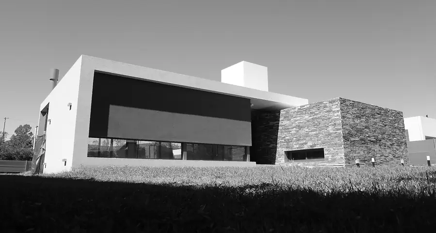 Casa Los Algarrobos — Volumen blanco y basamento